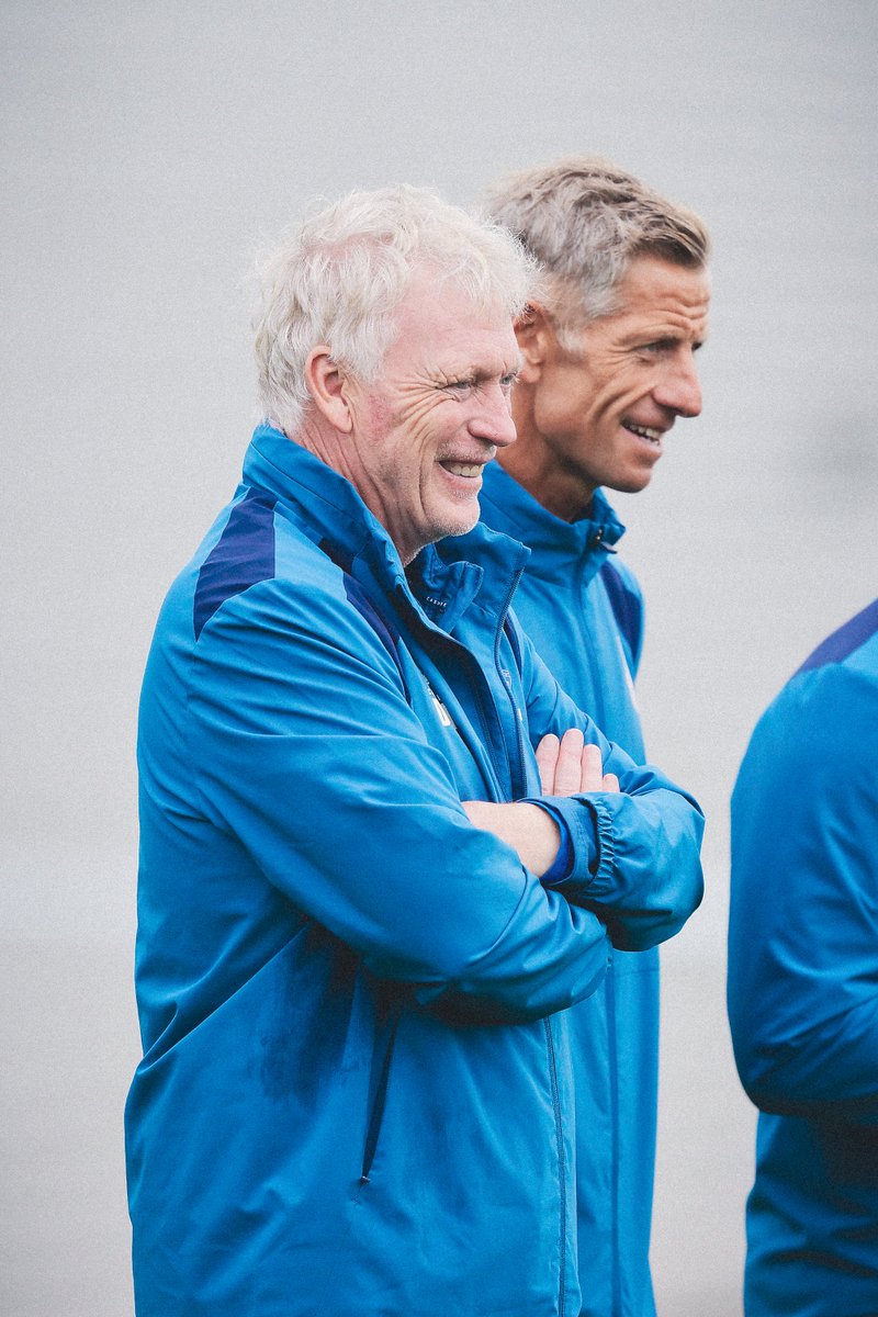 Everton's tweet photo. No better full-back to learn from, Ezra! 🤝
 
Several @EvertonAcademy players took part in first-team training on Tuesday as the international break continues. 💙 https://t.co/LVazUxN21Z