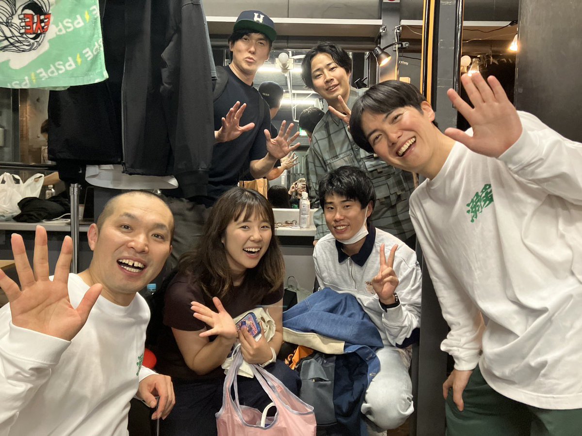 loveletterztame's tweet photo. 今日も足元がお悪い中ありがとうございました！
ありがたい事に今日も満席！
明日以降も前売り完売ですが、10/3,4が当日券が出るそうなので皆様赤坂でお待ちしてます！
ギース尾関さんとくぼ倉庫とニッキューナナが来てくれました。
尾関さんの鞄にはケータリングのおにぎりinです。
#ラブレターズ溺愛 https://t.co/gJst8sGYHt