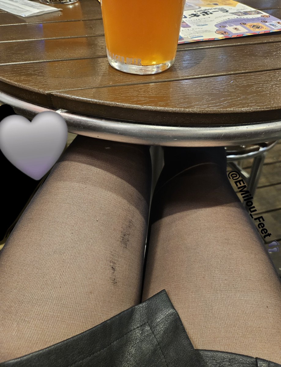 EMilou_Feet's tweet photo. Time for a drink 🍺

#tights #beer https://t.co/MMKa7MWnkz