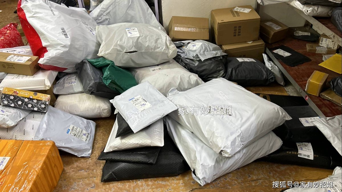 Maritzajcnz's tweet photo. Finalmente llegó el paquete que esperaba! Cada caja trae una sorpresa nueva, el momento de abrirlo es siempre genial https://t.co/hlLTgBKOLo