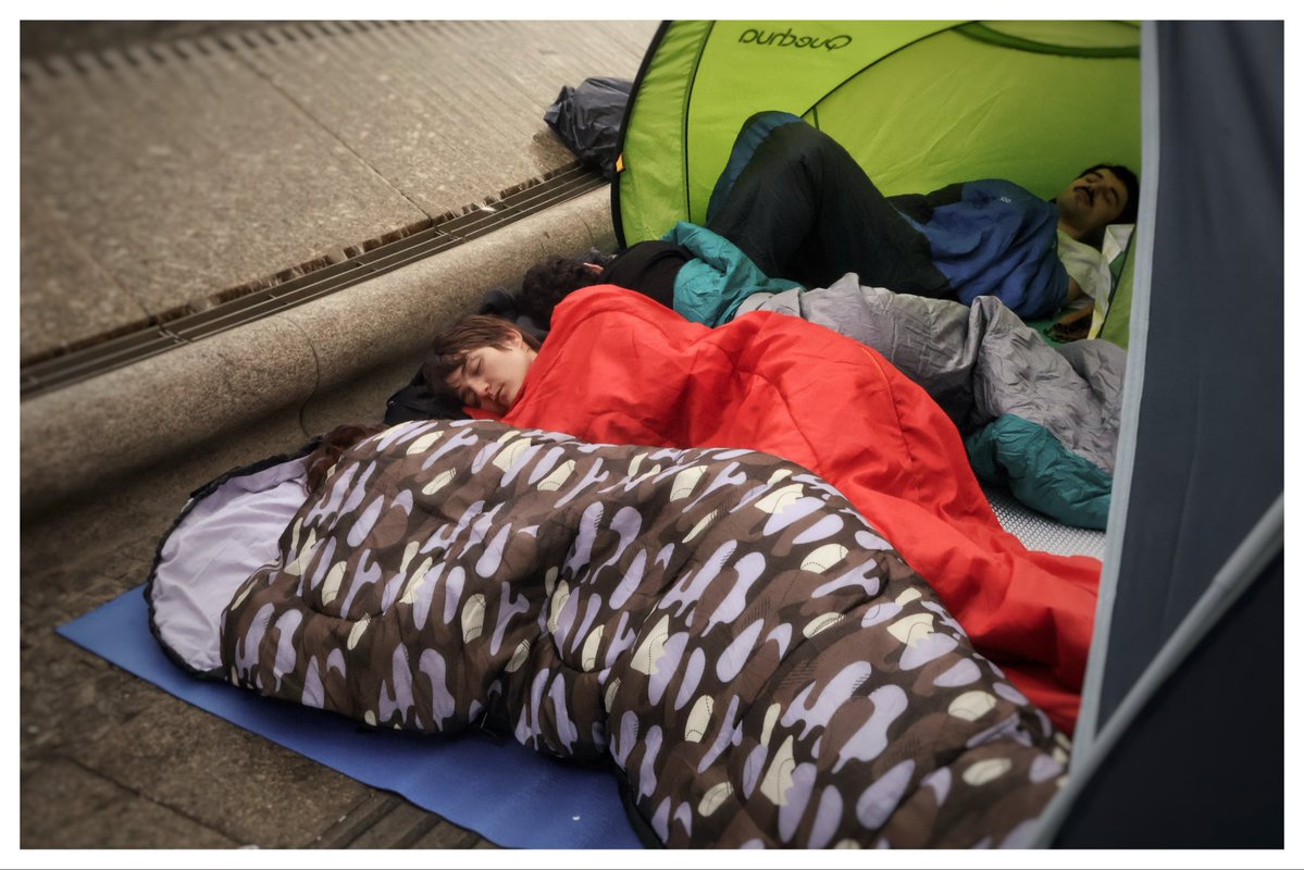 Inigosierra's tweet photo. Segunda noche de la acampada en Sol por la vivienda tras el desahucio de Maricarmen 

#maricarmen #desahucio #sol #vivienda #madrid #canon #25S #huelga #madrid https://t.co/A2y0AENnvm