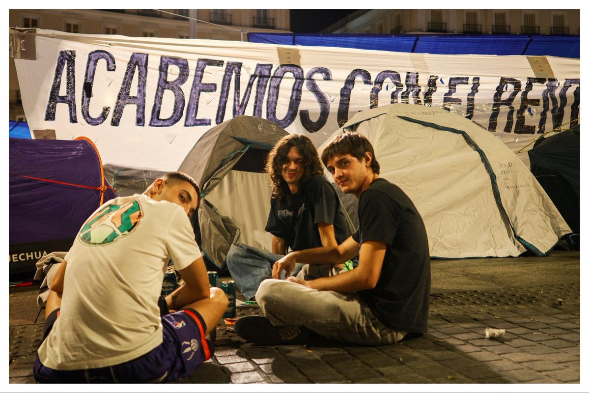 Inigosierra's tweet photo. Segunda noche de la acampada en Sol por la vivienda tras el desahucio de Maricarmen 

#maricarmen #desahucio #sol #vivienda #madrid #canon #25S #huelga #madrid https://t.co/A2y0AENnvm