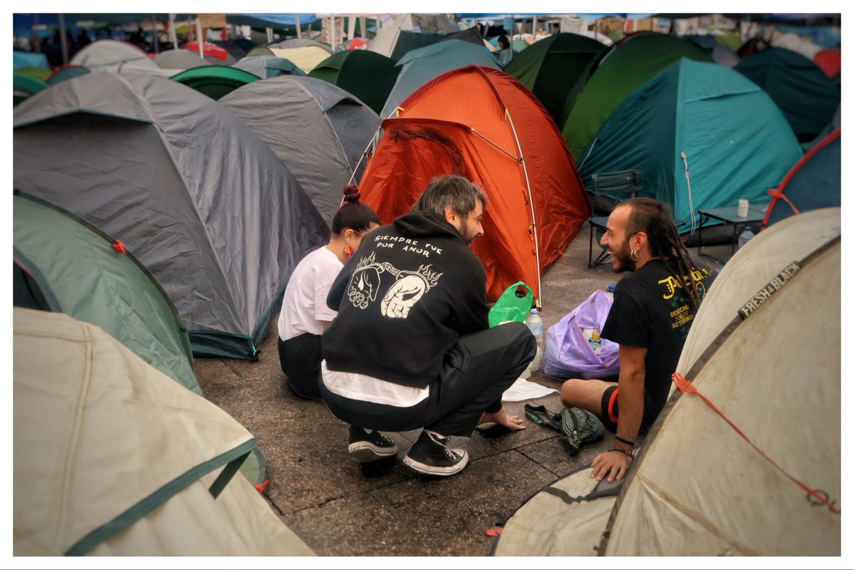 Inigosierra's tweet photo. Segunda noche de la acampada en Sol por la vivienda tras el desahucio de Maricarmen 

#maricarmen #desahucio #sol #vivienda #madrid #canon #25S #huelga #madrid https://t.co/A2y0AENnvm