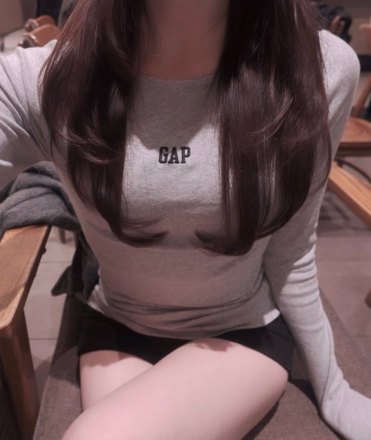 cu_xli's tweet photo. GAPのロンTは自分の目を疑うほどスタイル盛れる。くびれが生まれる。+600円で刺繍も出来る。 https://t.co/Pxgg39EevU