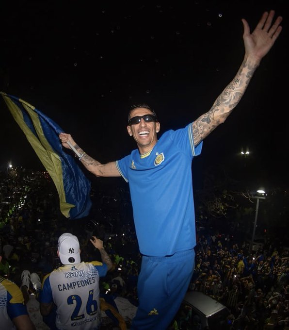 marianoGottig's tweet photo. Esta foto es grandiosa, el tipo gano todo lo que puede ganar un futbolista en cuanto a dinero y títulos,  y aun asi no perdio su esencia de pibe de barrio ni su sentido de pertenencia, que la chupen todos los caretas que nunca mas volvieron a su club de origen. https://t.co/zbpjhX1xnu