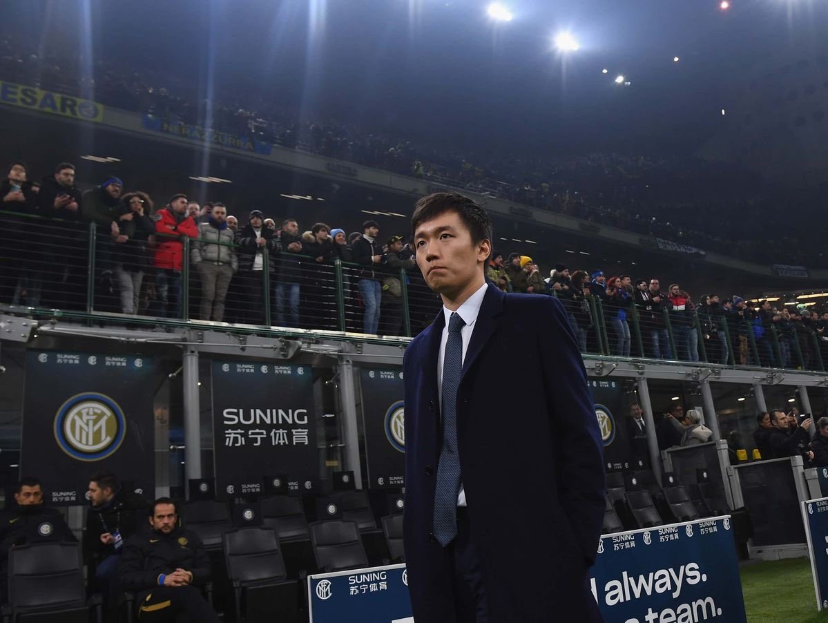 JuveSoprano's tweet photo. In foto l’uomo che è riuscito nell’impresa, in pieno stile Inter, di falsificare i bilanci insabbiando tutto coi soldi cinesi, per poi prendere il primo volo per Shanghai senza ripercussioni:
Il vero padre di #Marotta , il solo e unico #ForzaInda.
I N G I O C A B I L I https://t.co/fGEp9if6kA
