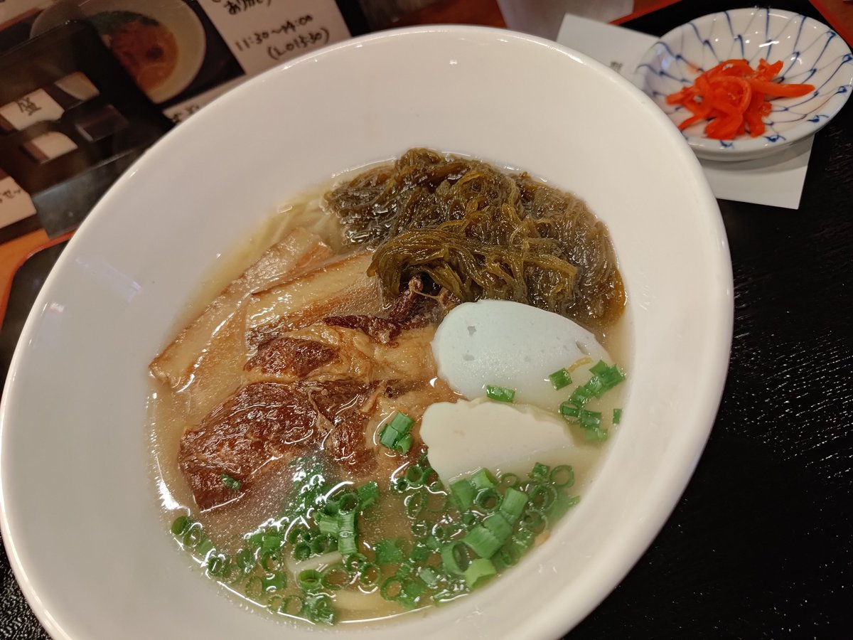 nkjmktr's tweet photo. 沖縄料理 琉の介 飯田橋店@飯田橋（千代田区）で「ミックスそば」を注文。2026年5月7日オープン。神田で13年目の沖縄居酒屋の2号店。「支那そば とも」跡地。三枚肉、ソーキ、もずくをトッピングした沖縄そば😋 軟骨とろとろのソーキがウマすぎ🤩 スタッフも元気よくていい店やった🥰 #ramen #東京都 https://t.co/oNSXAsJ40h