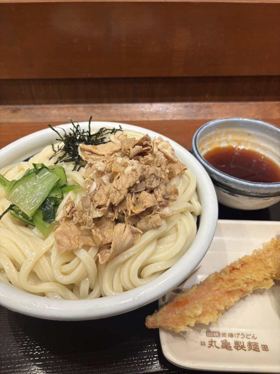 110_4410's tweet photo. うどん3玉(+天ぷら)食った後に配信見ながらリンゴ食って痩せるきあんのか？沖縄あと4日とかだぞ？ https://t.co/kiGTIJhLkh