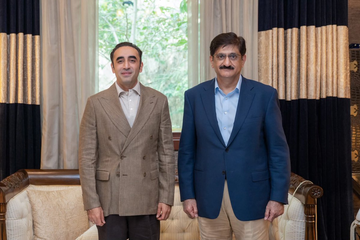 TimesOfPPPP's tweet photo. کراچی: پاکستان پیپلزپارٹی کے چیئرمین بلاول بھٹو زرداری سے سندھ کے وزیراعلی سید مراد علی شاہ نے بلاول ہاؤس میں ملاقات کی اور سندھ کی سیاسی اور انتظامی صورت حال کے حوالے سے بریفنگ دی۔
@BBhuttoZardari @MuradAliShahPPP https://t.co/05risicH2R