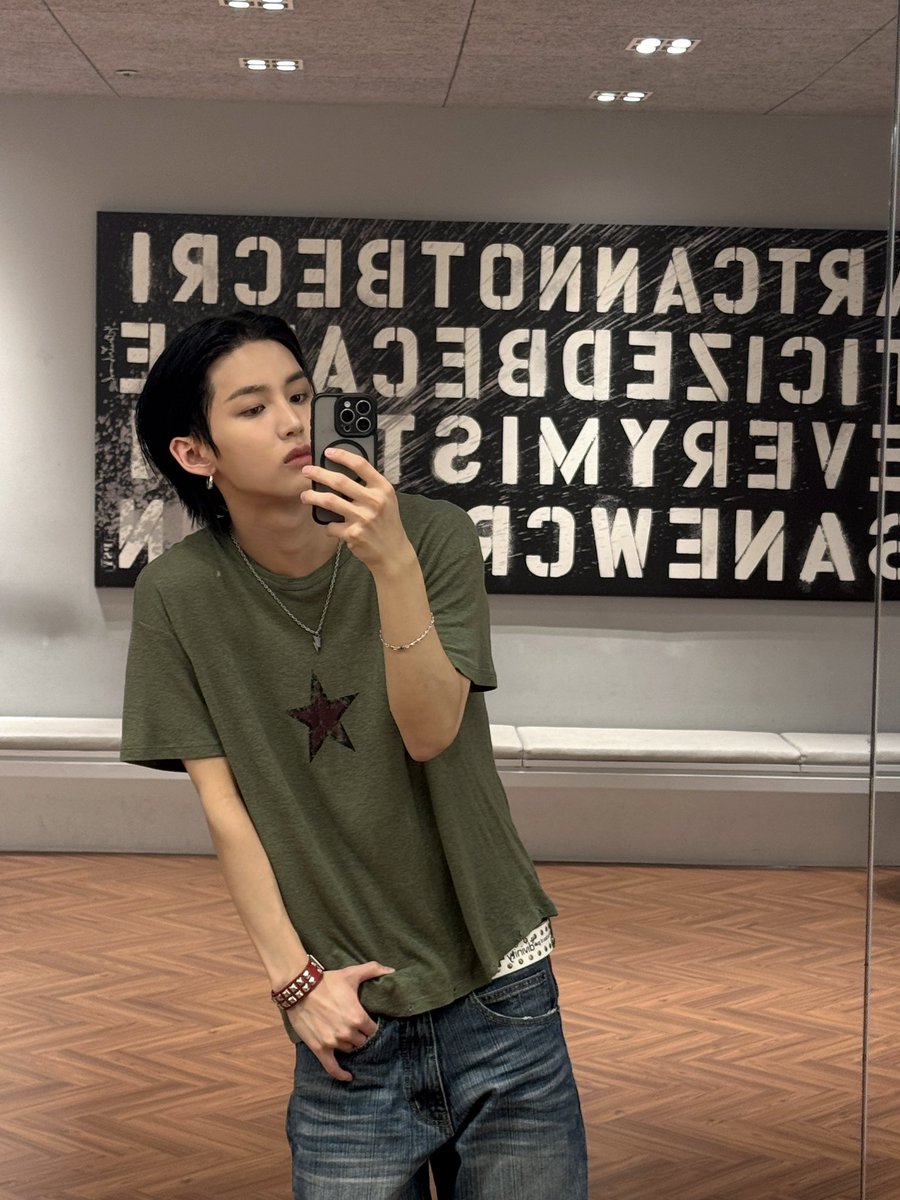 TNX_twt's tweet photo. 어 엄마 나 지금 바지 내려 입고 대학축제 가는 중이야😈 

#TNX #티엔엑스
#은휘 #HWI https://t.co/tMKMq5GtDO