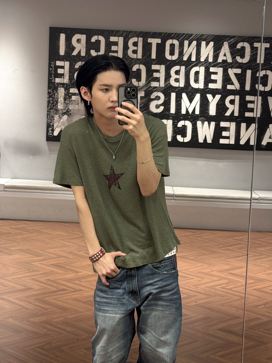 TNX_twt's tweet photo. 어 엄마 나 지금 바지 내려 입고 대학축제 가는 중이야😈 

#TNX #티엔엑스
#은휘 #HWI https://t.co/tMKMq5GtDO