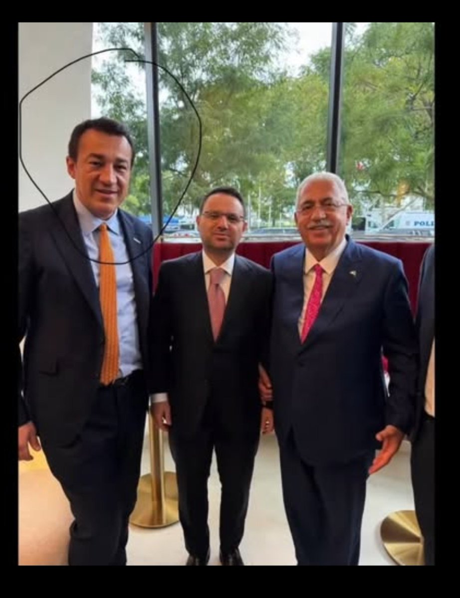can_techimpact's tweet photo. Fotoğraftaki Bilal Çalışkan Türkiye’de fon vurgunu nedeniyle hakkında yakalama kararı çıkıyor fakat o sırada adam nerede AKP heyeti ile New York’ta birleşmiş milletler heyetinde ve adalet Bakanı Akın gürlek ile fotoğraf çekiniyor. 
#fonmağdurları #istifa #hükümetistifa https://t.co/ruFmoAKsDJ