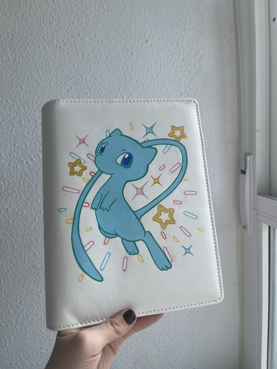isilweniel's tweet photo. Ya terminé de pintar otro Binder, esta vez de Mew!! Con efecto glitter en las estrellitas….. (✧ ᴰⁱˢᵖᵒⁿⁱᵇˡᵉ ᵉⁿ ᵛⁱⁿᵗᵉᵈ  ✧) https://t.co/VEjsVwglVF