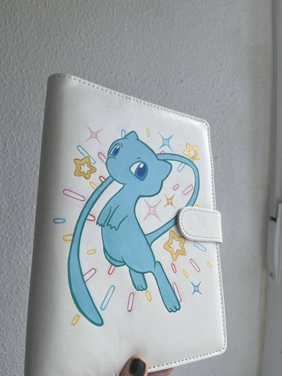 isilweniel's tweet photo. Ya terminé de pintar otro Binder, esta vez de Mew!! Con efecto glitter en las estrellitas….. (✧ ᴰⁱˢᵖᵒⁿⁱᵇˡᵉ ᵉⁿ ᵛⁱⁿᵗᵉᵈ  ✧) https://t.co/VEjsVwglVF