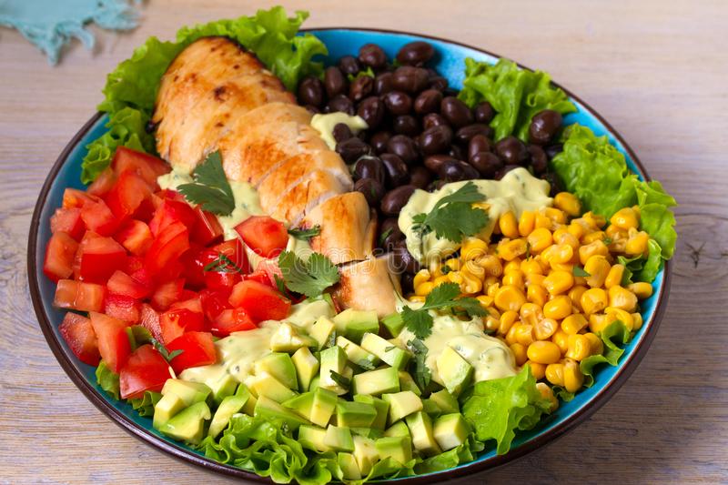 DeidreNichdeh's tweet photo. Comida rápida y rica de hoy: un taco de pollo con ensalada y un café helado, perfecto para la hora del almuerzo! https://t.co/lnRI2FXP9G