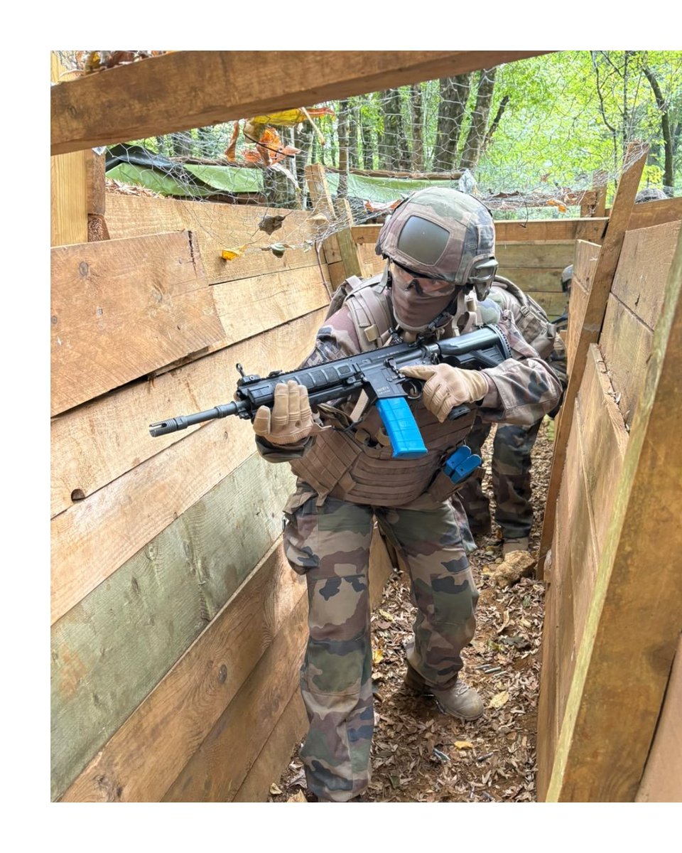 3eRG_Officiel's tweet photo. COMBAT DE TRANCHÉES • À Hagnicourt, la 21e compagnie de logistique, renforcée par cinq réservistes de la 5e compagnie de réserve, s’entraîne au combat de tranchées.
Ardennes, tiens ferme ! 🇫🇷
@armeedeTerre
@7e_brig_blindee
@ecolegenie49
#PrépaOps #EspritDeCorps https://t.co/4A3XLWVcfu
