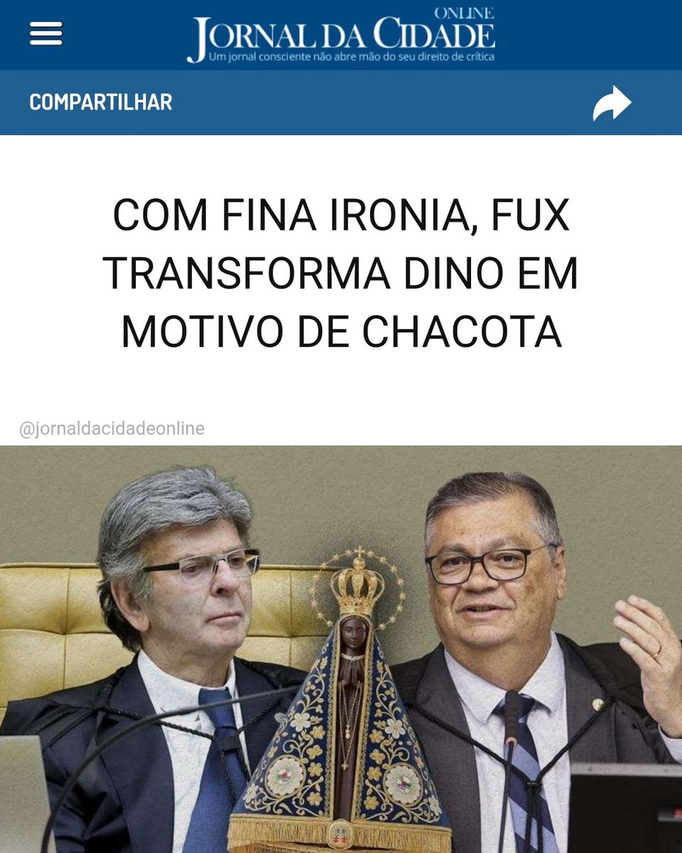 JornalDaCidadeO's tweet photo. COM FINA IRONIA, FUX TRANSFORMA  DINO EM MOTIVO DE CHACOTA

O ministro Luiz Fux, do Supremo Tribunal Federal (STF), usou ironia ao suspender a decisão de seu colega Flávio Dino que havia restabelecido a circulação de publicações com informação falsa sobre o senador Flávio Bolsonaro (PL-RJ). Em trecho destacado em negrito na própria decisão, Fux questionou se “faz sentido que este Supremo Tribunal Federal determine a veiculação de notícia comprovadamente falsa”. E ele mesmo respondeu: “Não!”

A pergunta retórica resume o núcleo da divergência entre os dois ministros. No sábado (26), Dino havia estendido os efeitos de uma decisão anterior sua para beneficiar uma pessoa que não era parte do processo original. Com isso, o magistrado cassou a ordem do Tribunal Superior Eleitoral (TSE) que mandara remover das redes publicações que atribuíam a Flávio Bolsonaro uma suposta tentativa de retirar de Nossa Senhora Aparecida o título de Padroeira do Brasil. A própria emissora que divulgou essa informação, a GloboNews, corrigiu a notícia publicamente horas depois de ir ao ar, pontuou Fux no documento.

Para sustentar a suspensão, Fux recorreu à jurisprudência do próprio STF. Ele citou os inquéritos das Fake News (Inq 4.781) e das chamadas “milícias digitais” (Inq 4.874), nos quais a Corte autorizou medidas descritas na decisão como “das mais autoritárias”, incluindo coerção pessoal e patrimonial, para coibir a desinformação. Uma frase usada como referência naqueles inquéritos foi reproduzida por Fux:

“Liberdade de expressão não é liberdade de destruição da Democracia, das Instituições e da dignidade e honra alheias”.

Matéria do Jornal da Cidade Online