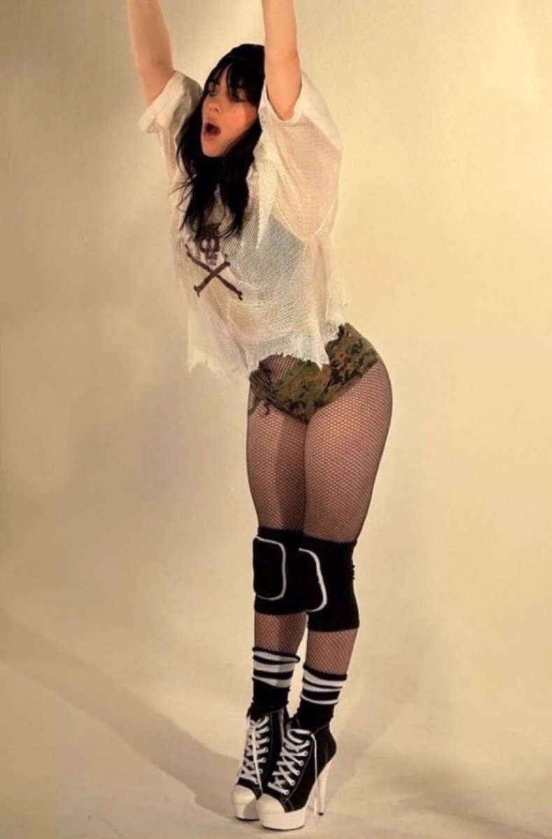 WrestlePlap's tweet photo. One of the pictures of all time ,just gets my brain going .
Billie being tied to a light fixture on her toes ready to be freely used. https://t.co/7o1evVgr1P