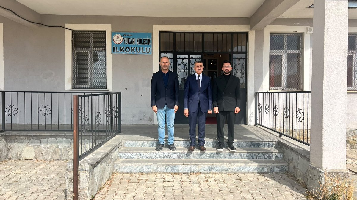 PatnosMEM's tweet photo. 📌OKULLARIMIZA SAHA ZİYARETLERİ SÜRÜYOR

Patnos İlçe Millî Eğitim Müdürümüz Sayın Yüksel ZORLU, eğitim-öğretim yılı kapsamında ilçemizdeki okullarımıza yönelik saha ziyaretlerini sürdürüyor.

Bu kapsamda Karatoklu İlkokulu, Tayeli İlk-Ortaokulu, Yukarı Kulecik ve Uzungün Halife İlkokulunu ziyaret eden Sayın Yüksel ZORLU; okul yöneticileri ve öğretmenlerle bir araya gelerek eğitim-öğretim faaliyetleri, okullarımızın ihtiyaçları, yürütülen çalışmalar ve yeni eğitim-öğretim yılına ilişkin değerlendirmelerde bulundu.

Ziyaretlerde öğretmenlerin görüş, öneri ve taleplerini dinleyen Sayın ZORLU, öğrencilerimizin daha nitelikli eğitim ortamlarında eğitim almaları amacıyla okullarımızda yürütülen çalışmaları yerinde inceledi.
Eğitimde kaliteyi artırmak, ihtiyaçları yerinde tespit etmek ve çözüm odaklı çalışmalar yürütmek amacıyla saha ziyaretlerimiz devam ediyor.

@tcmeb
@tcagrivaliligi
@agrimem 
@halukcakan12 
@YkselZorlu