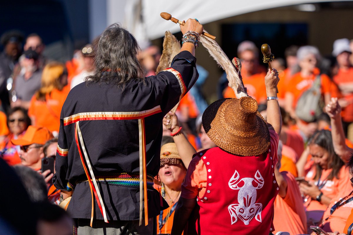 CanadianPM's tweet photo. Today, as we remember the children who never came home and honour Survivors who continue to carry the weight of the devastating legacy of residential schools, we remain committed in our shared responsibility to advance truth, healing, and reconciliation. 

https://t.co/bXeuqPjrsC https://t.co/bI21VaEwuG