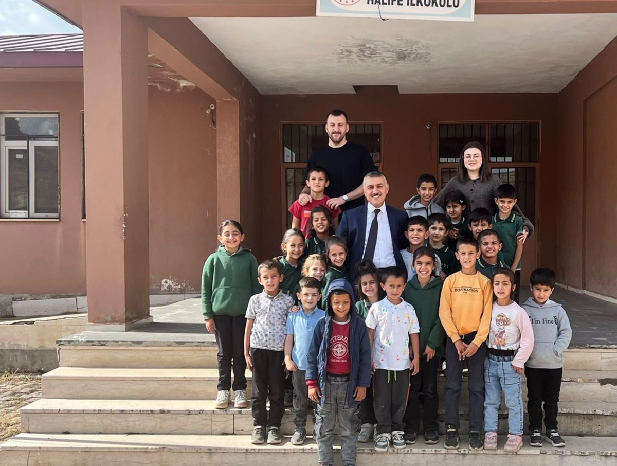 PatnosMEM's tweet photo. 📌OKULLARIMIZA SAHA ZİYARETLERİ SÜRÜYOR

Patnos İlçe Millî Eğitim Müdürümüz Sayın Yüksel ZORLU, eğitim-öğretim yılı kapsamında ilçemizdeki okullarımıza yönelik saha ziyaretlerini sürdürüyor.

Bu kapsamda Karatoklu İlkokulu, Tayeli İlk-Ortaokulu, Yukarı Kulecik ve Uzungün Halife İlkokulunu ziyaret eden Sayın Yüksel ZORLU; okul yöneticileri ve öğretmenlerle bir araya gelerek eğitim-öğretim faaliyetleri, okullarımızın ihtiyaçları, yürütülen çalışmalar ve yeni eğitim-öğretim yılına ilişkin değerlendirmelerde bulundu.

Ziyaretlerde öğretmenlerin görüş, öneri ve taleplerini dinleyen Sayın ZORLU, öğrencilerimizin daha nitelikli eğitim ortamlarında eğitim almaları amacıyla okullarımızda yürütülen çalışmaları yerinde inceledi.
Eğitimde kaliteyi artırmak, ihtiyaçları yerinde tespit etmek ve çözüm odaklı çalışmalar yürütmek amacıyla saha ziyaretlerimiz devam ediyor.

@tcmeb
@tcagrivaliligi
@agrimem 
@halukcakan12 
@YkselZorlu