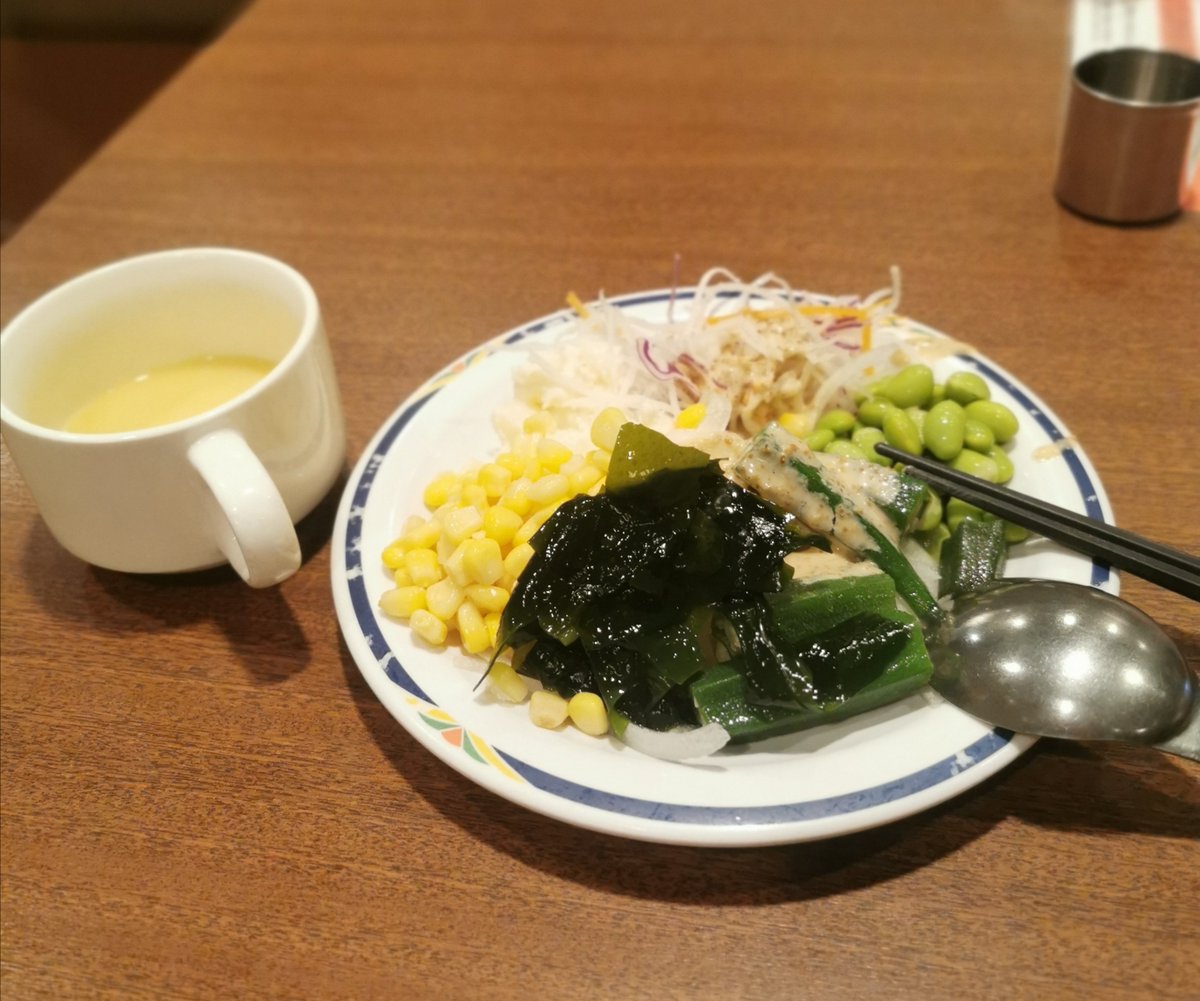 jt_takechan's tweet photo. ステーキガストには、
•カレーライス
•サラダ
•スープ
•パン
これらが1000円で食べ放題になる「単品サラダバーフルセット」という裏メニューがある。
ハンバーグとか、ステーキとかつい頼んじゃうけど、コレだけで充分だと個人的に思っている。 https://t.co/bIMnOJhwUx