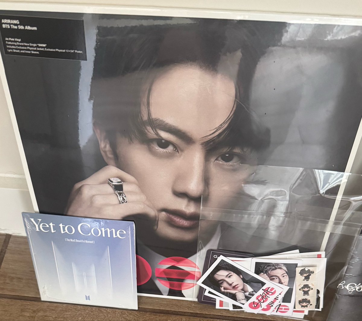 Angelina_BTS_V's tweet photo. Arirang Vinyl- Jin target edition 
(USA only)
Ends Oct 3
Includes single &amp; freebies 

To enter: 
💜 follow @Angelina_BTS_V 
💜 like &amp; rt post
💜 must have a U.S. address to participate https://t.co/s5BV1xhR5v