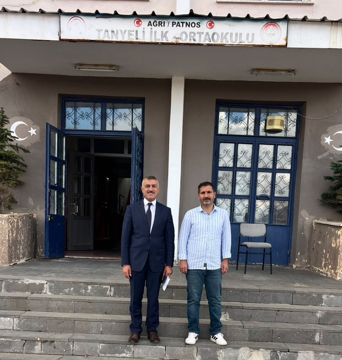 PatnosMEM's tweet photo. 📌OKULLARIMIZA SAHA ZİYARETLERİ SÜRÜYOR

Patnos İlçe Millî Eğitim Müdürümüz Sayın Yüksel ZORLU, eğitim-öğretim yılı kapsamında ilçemizdeki okullarımıza yönelik saha ziyaretlerini sürdürüyor.

Bu kapsamda Karatoklu İlkokulu, Tayeli İlk-Ortaokulu, Yukarı Kulecik ve Uzungün Halife İlkokulunu ziyaret eden Sayın Yüksel ZORLU; okul yöneticileri ve öğretmenlerle bir araya gelerek eğitim-öğretim faaliyetleri, okullarımızın ihtiyaçları, yürütülen çalışmalar ve yeni eğitim-öğretim yılına ilişkin değerlendirmelerde bulundu.

Ziyaretlerde öğretmenlerin görüş, öneri ve taleplerini dinleyen Sayın ZORLU, öğrencilerimizin daha nitelikli eğitim ortamlarında eğitim almaları amacıyla okullarımızda yürütülen çalışmaları yerinde inceledi.
Eğitimde kaliteyi artırmak, ihtiyaçları yerinde tespit etmek ve çözüm odaklı çalışmalar yürütmek amacıyla saha ziyaretlerimiz devam ediyor.

@tcmeb
@tcagrivaliligi
@agrimem 
@halukcakan12 
@YkselZorlu