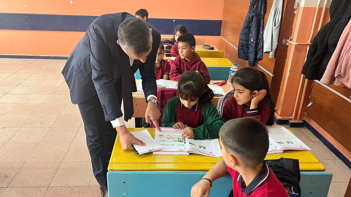 PatnosMEM's tweet photo. 📌OKULLARIMIZA SAHA ZİYARETLERİ SÜRÜYOR

Patnos İlçe Millî Eğitim Müdürümüz Sayın Yüksel ZORLU, eğitim-öğretim yılı kapsamında ilçemizdeki okullarımıza yönelik saha ziyaretlerini sürdürüyor.

Bu kapsamda Karatoklu İlkokulu, Tayeli İlk-Ortaokulu, Yukarı Kulecik ve Uzungün Halife İlkokulunu ziyaret eden Sayın Yüksel ZORLU; okul yöneticileri ve öğretmenlerle bir araya gelerek eğitim-öğretim faaliyetleri, okullarımızın ihtiyaçları, yürütülen çalışmalar ve yeni eğitim-öğretim yılına ilişkin değerlendirmelerde bulundu.

Ziyaretlerde öğretmenlerin görüş, öneri ve taleplerini dinleyen Sayın ZORLU, öğrencilerimizin daha nitelikli eğitim ortamlarında eğitim almaları amacıyla okullarımızda yürütülen çalışmaları yerinde inceledi.
Eğitimde kaliteyi artırmak, ihtiyaçları yerinde tespit etmek ve çözüm odaklı çalışmalar yürütmek amacıyla saha ziyaretlerimiz devam ediyor.

@tcmeb
@tcagrivaliligi
@agrimem 
@halukcakan12 
@YkselZorlu