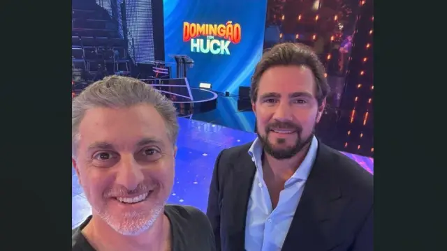 BlogdoNoblat's tweet photo. Mensagens da PF revelam que Luciano Huck foi sócio, amigo e conselheiro de Daniel Vorcaro. Apresentador se aproximou do banqueiro durante parceria de mídia que rendeu quase 100 milhões de reais. Mensagens encontradas pela Polícia Federal no celular de Daniel Vorcaro revelam uma intensa relação de negócios com Huck, enquanto espionava e tramava atos violentos contra jornalistas do Grupo Globo que revelavam seus esquemas. Não há ilegalidades nas mensagens (veja)