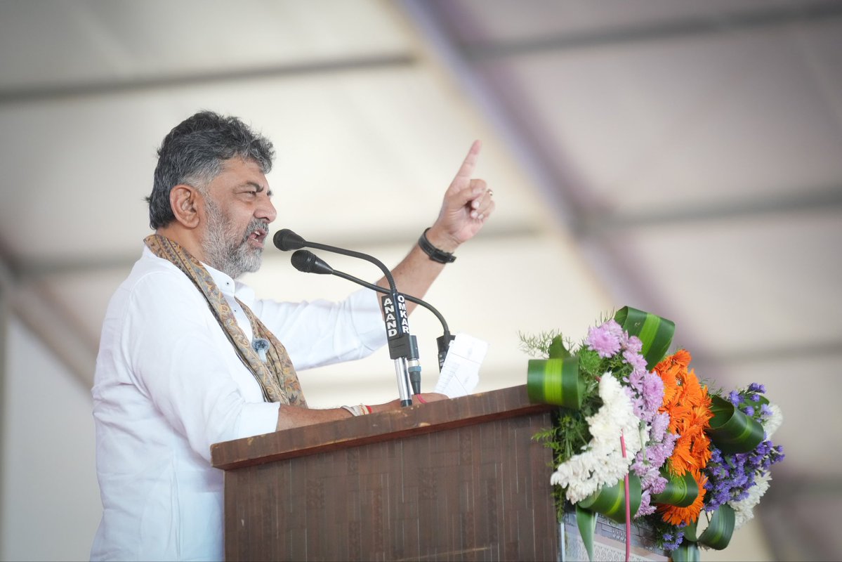 DKShivakumar's tweet photo. ಇಂದು ಚಾಮರಾಜನಗರ ಜಿಲ್ಲೆಯ ಕೊಳ್ಳೇಗಾಲದಲ್ಲಿ, ಕೊಳ್ಳೇಗಾಲ ಮತ್ತು ಹನೂರು ವಿಧಾನಸಭಾ ಕ್ಷೇತ್ರಗಳ ವಿವಿಧ ಅಭಿವೃದ್ಧಿ ಕಾಮಗಾರಿಗಳ ಶಂಕುಸ್ಥಾಪನೆ ಹಾಗೂ ಉದ್ಘಾಟನೆ ನೆರವೇರಿಸಿದೆ. ಇದೇ ಸಂದರ್ಭದಲ್ಲಿ ಫಲಾನುಭವಿಗಳಿಗೆ ಸವಲತ್ತುಗಳನ್ನು ವಿತರಿಸಿದೆ. https://t.co/u9Dzhg5k4N