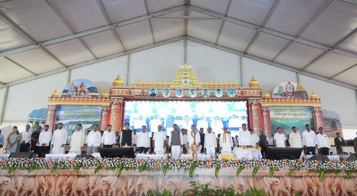 DKShivakumar's tweet photo. ಇಂದು ಚಾಮರಾಜನಗರ ಜಿಲ್ಲೆಯ ಕೊಳ್ಳೇಗಾಲದಲ್ಲಿ, ಕೊಳ್ಳೇಗಾಲ ಮತ್ತು ಹನೂರು ವಿಧಾನಸಭಾ ಕ್ಷೇತ್ರಗಳ ವಿವಿಧ ಅಭಿವೃದ್ಧಿ ಕಾಮಗಾರಿಗಳ ಶಂಕುಸ್ಥಾಪನೆ ಹಾಗೂ ಉದ್ಘಾಟನೆ ನೆರವೇರಿಸಿದೆ. ಇದೇ ಸಂದರ್ಭದಲ್ಲಿ ಫಲಾನುಭವಿಗಳಿಗೆ ಸವಲತ್ತುಗಳನ್ನು ವಿತರಿಸಿದೆ. https://t.co/u9Dzhg5k4N