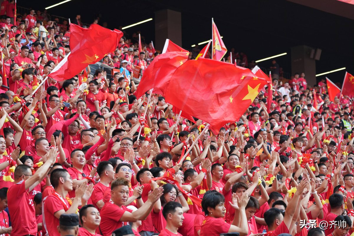 mint_sharo__026's tweet photo. [Football fans gather at the plaza, brandishing team flags while whistling in sync to cheer for their team!]， https://t.co/Y2oX9TBKXJ