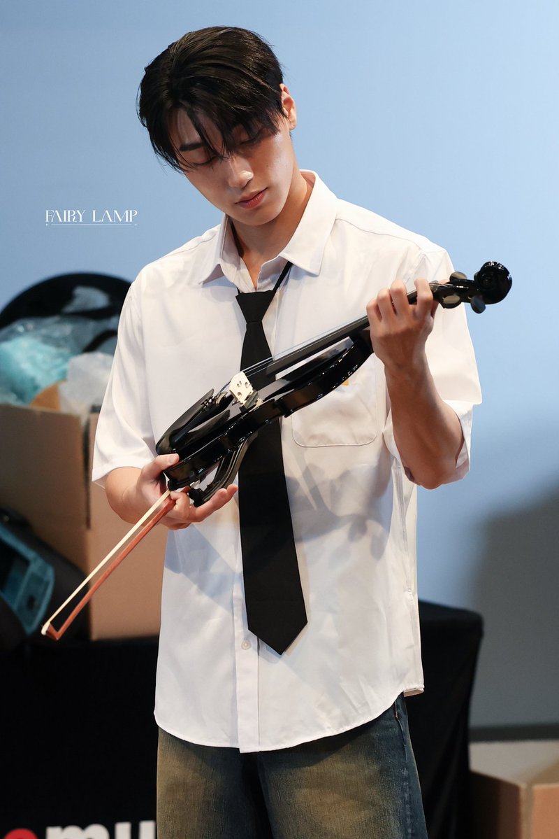 dayin_dayout_'s tweet photo. ข่าวลือที่ว่านักรักบี้เกรด 11 ตามจีบนักดนตรีเกรด 12 เป็นเรื่องจริงมั้ย https://t.co/exNit5P3mX