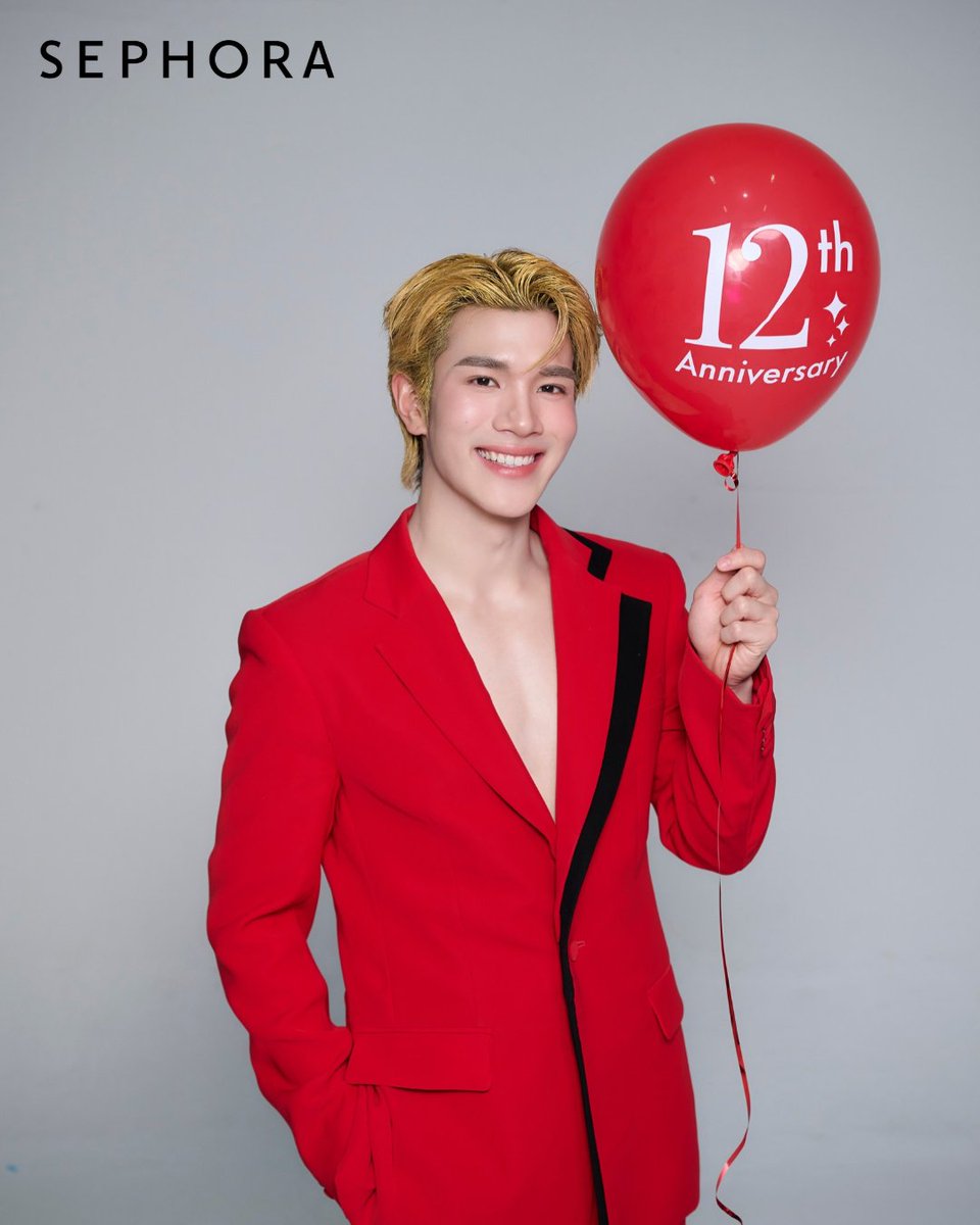 GMMTV's tweet photo. ขอแสดงความยินดีกับ “โฟร์ท ณัฐวรรธน์” ที่ได้รับเป็น Face of Brand คนใหม่ของ SEPHORA ฉลองครบรอบ 12 ปีกับที่สุดของ Beauty Destination 

โฟร์ทชวนทุกคนมาฉลอง 12 ปีกับเซโฟรา ที่สุดของ Beauty Destination พร้อมโปรพิเศษทุกสัปดาห์ เซโฟราจัดเต็มทั้งหน้าร้านและออนไลน์ ตลอดทั้งเดือนตุลาคม 

ฝากแฟนๆ ติดตามทุกกิจกรรมของ ‘โฟร์ท’ กับ SEPHORA หลังจากนี้ด้วยนะคะ 

#SEPHORAXFOURTH #SephoraTH12thAnniversary @SephoraThailand 
#FourthNattawat @tawattannn 
#GMMTV