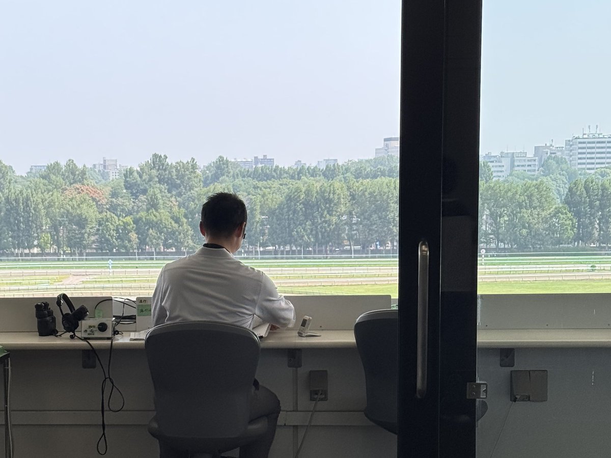 watawata596's tweet photo. 大関アナの退社。
今年の札幌のバックヤードツアーが大関アナでした。
たぶん最後のバックヤードツアーだったのかも。
大関アナに「あっいつも聞いてる声だ！」と呟いたのを聞かれ「よく言われます」と笑って答えてくれました。
その声がもう聞けなくなるなんて、、
新天地でのご活躍を祈念致します。 https://t.co/KzpKAxiJNQ