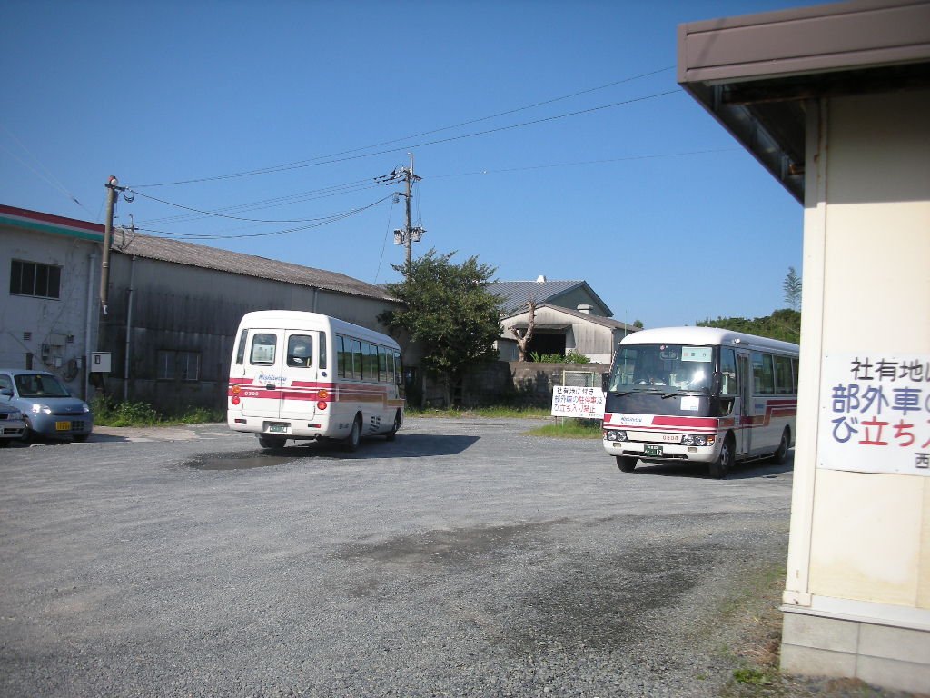 ktk4058's tweet photo. 鞍手車庫は2007年頃に初訪問でした。この頃の69番（新入本村経由）は鞍手車庫で分断され、ローザで運行されていました。 https://t.co/HyDEng61r0