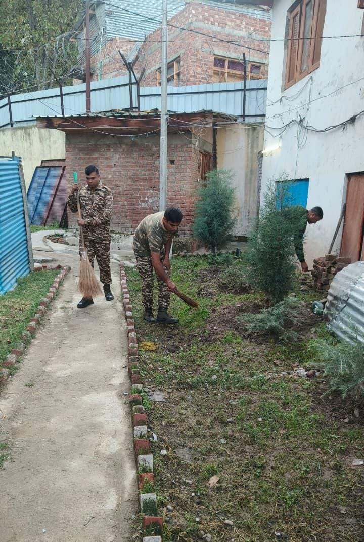 164Pro's tweet photo. Swachhata Hi Seva(SHS) campaign-2026 conducted at 164 BN, CRPF. #SHS2026 #SwachhataHiSeva2026 "Ek Din, Ek Ghanta, Ek Saath" Organized by the Unit at G/164 Bn, CRPF campus, Achabal, Dist- Anantnag (J&amp;K) on 30/09/2026. https://t.co/uBY2anRPQi