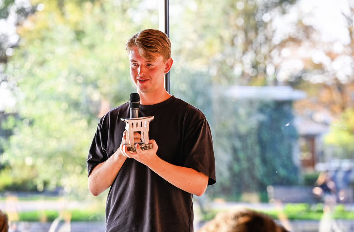 FONKmag's tweet photo. Jens Glerum uitgeroepen tot Rookie of the Year: "Jens kijkt nuchter naar zowel kansen als bedreigingen die nieuwe technologie ons biedt"
#via #talent #award
https://t.co/FuRWJMcjLg https://t.co/FgT8NSUBoa