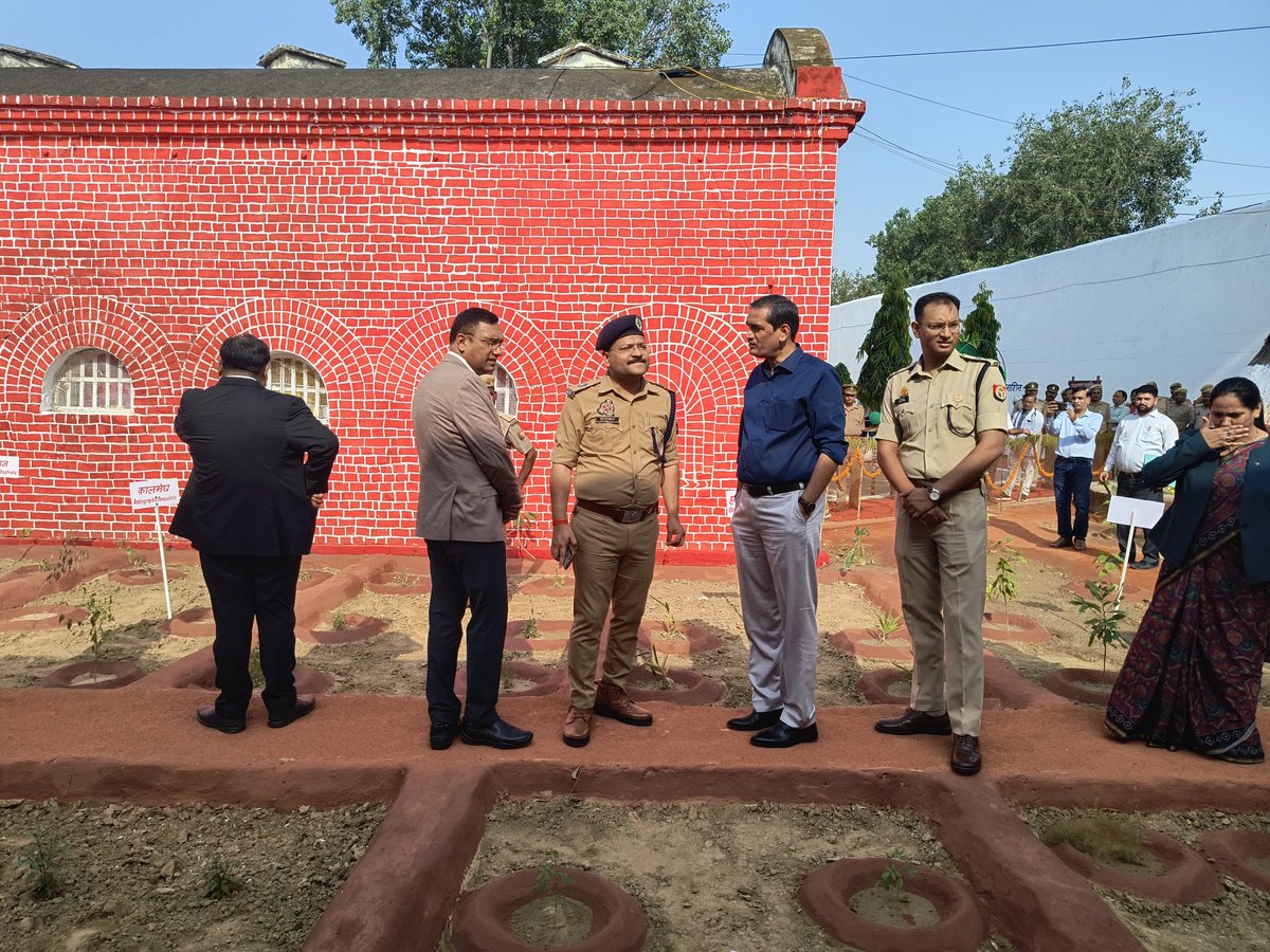 DMMathura1's tweet photo. माननीय जिला जज श्री विकास कुमार जी के साथ जिला कारागार परिसर में स्थापित आयुष वाटिका का फीता काटकर उद्घाटन किया।

वाटिका में लगाए गए विभिन्न प्रजातियों के पौधों की जानकारी ली।

वाटिका में पौधारोपण के साथ-साथ पौधों की सुरक्षा एवं रखरखाव का विशेष ध्यान रखने के निर्देश दिए।

@UPGovt @myogiadityanath
@CMOfficeUP @InfoDeptUP