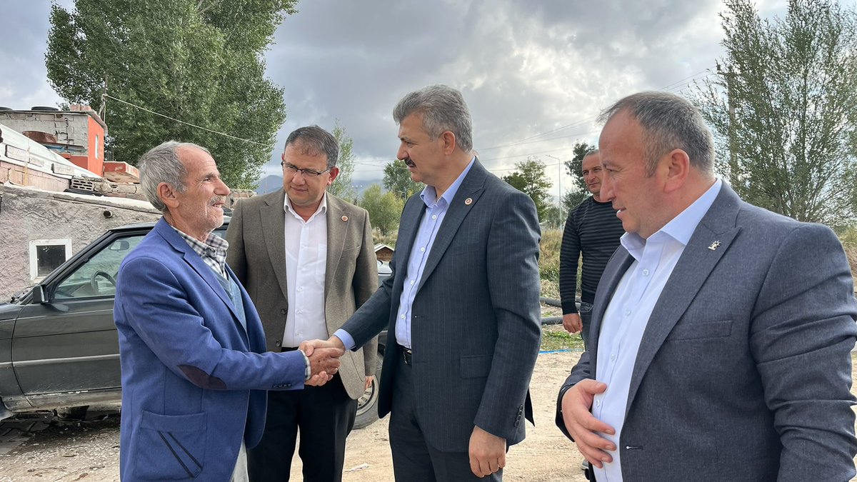 haltinsoy68's tweet photo. 📍Çiftlik

Depremde evlatlarını kaybeden Şaban Yılmaz amcamızı ve teyzemizi ziyaret ettik.

Acılarını paylaşmak, yanlarında olduğumuzu hissettirmek ve bir nebze olsun gönüllerine dokunabilmek için kendileriyle bir araya geldik. Evlat acısının tarifi yok… Rabbim hayatını kaybeden tüm canlarımıza rahmet eylesin, geride kalan ailelerimize sabır ve güç versin.

Cumhurbaşkanımız Sayın Recep Tayyip Erdoğan ‘ın selamlarını ileterek, hayır dualarını aldık. Rabbim sağlık sıhhat versin inşallah.