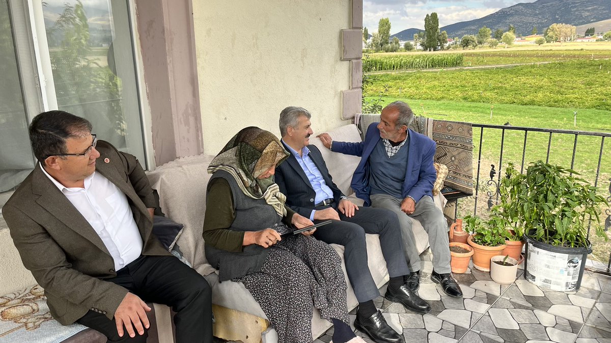 haltinsoy68's tweet photo. 📍Çiftlik

Depremde evlatlarını kaybeden Şaban Yılmaz amcamızı ve teyzemizi ziyaret ettik.

Acılarını paylaşmak, yanlarında olduğumuzu hissettirmek ve bir nebze olsun gönüllerine dokunabilmek için kendileriyle bir araya geldik. Evlat acısının tarifi yok… Rabbim hayatını kaybeden tüm canlarımıza rahmet eylesin, geride kalan ailelerimize sabır ve güç versin.

Cumhurbaşkanımız Sayın Recep Tayyip Erdoğan ‘ın selamlarını ileterek, hayır dualarını aldık. Rabbim sağlık sıhhat versin inşallah.