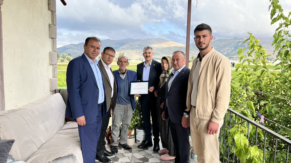 haltinsoy68's tweet photo. 📍Çiftlik

Depremde evlatlarını kaybeden Şaban Yılmaz amcamızı ve teyzemizi ziyaret ettik.

Acılarını paylaşmak, yanlarında olduğumuzu hissettirmek ve bir nebze olsun gönüllerine dokunabilmek için kendileriyle bir araya geldik. Evlat acısının tarifi yok… Rabbim hayatını kaybeden tüm canlarımıza rahmet eylesin, geride kalan ailelerimize sabır ve güç versin.

Cumhurbaşkanımız Sayın Recep Tayyip Erdoğan ‘ın selamlarını ileterek, hayır dualarını aldık. Rabbim sağlık sıhhat versin inşallah.