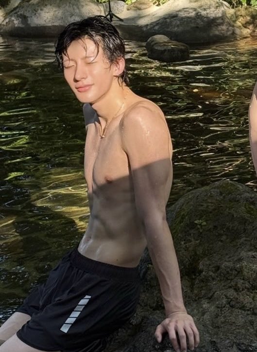 89intwos's tweet photo. Holy fuck That body of yours is absurd What the fuck https://t.co/yv9OM6gsXV