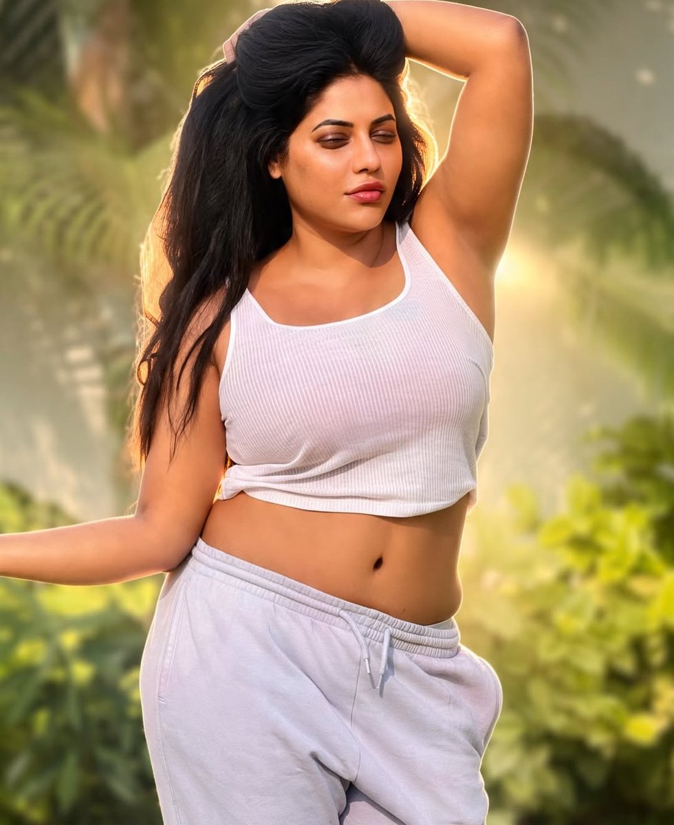 ActressStill's tweet photo. The aunty ask you to join with her workoutsession will you join? https://t.co/c03AkNKGfG