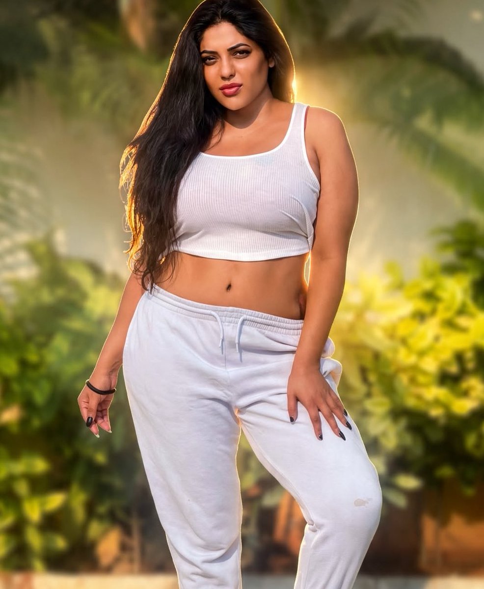 ActressStill's tweet photo. The aunty ask you to join with her workoutsession will you join? https://t.co/c03AkNKGfG