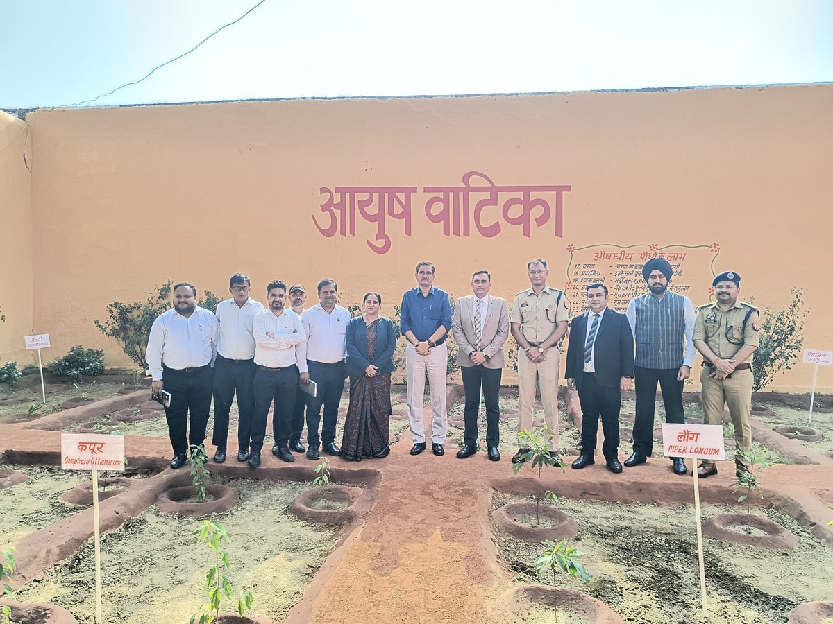 DMMathura1's tweet photo. माननीय जिला जज श्री विकास कुमार जी के साथ जिला कारागार परिसर में स्थापित आयुष वाटिका का फीता काटकर उद्घाटन किया।

वाटिका में लगाए गए विभिन्न प्रजातियों के पौधों की जानकारी ली।

वाटिका में पौधारोपण के साथ-साथ पौधों की सुरक्षा एवं रखरखाव का विशेष ध्यान रखने के निर्देश दिए।

@UPGovt @myogiadityanath
@CMOfficeUP @InfoDeptUP