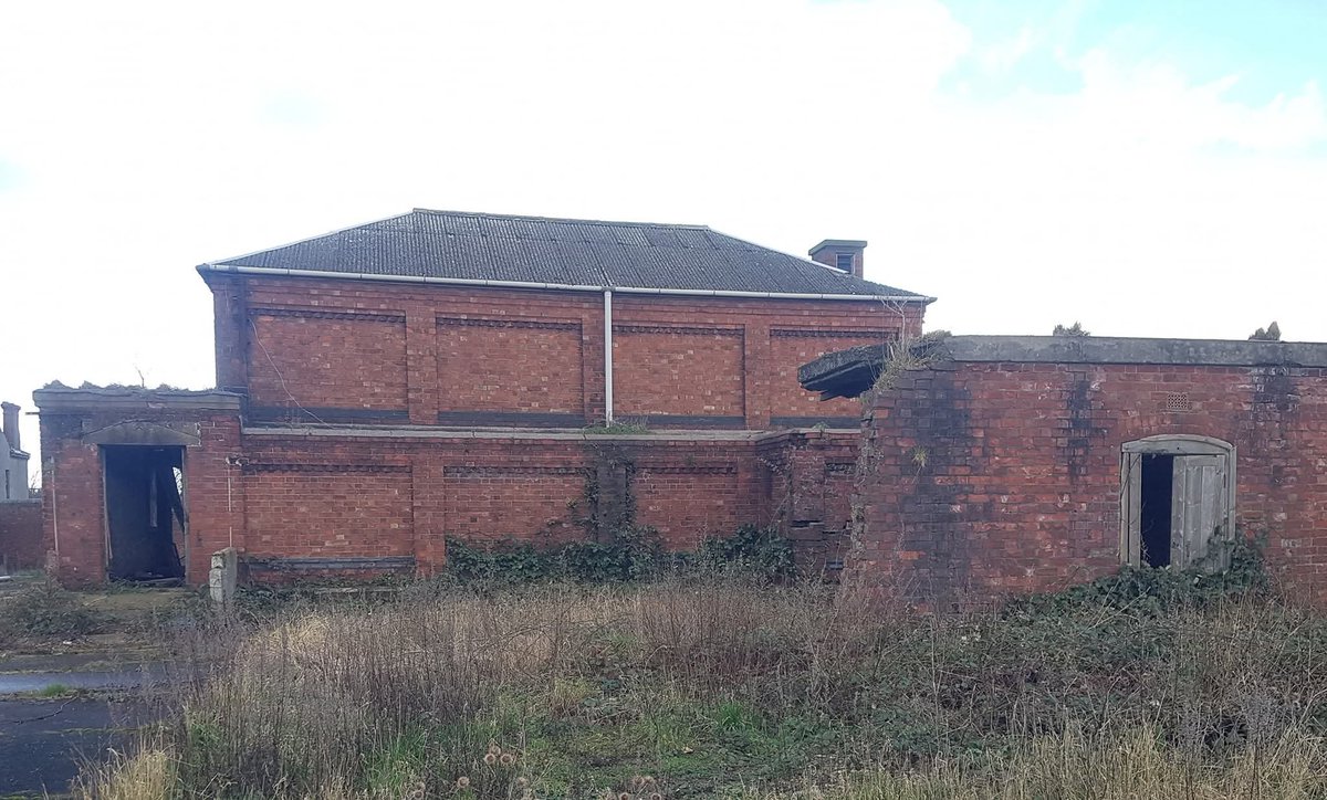 PhilJax11's tweet photo. @AndrewRawson11 @CalumDouglas1 1/2
Local to me.. Selby
This is the munitions factory built after the Crimean war in 1899, after the Army went through a series of administrative changes following the abolition of the Board of Ordnance in 1855, after the Board’s poor performance during the Crimean War. https://t.co/9SC12XIoxX