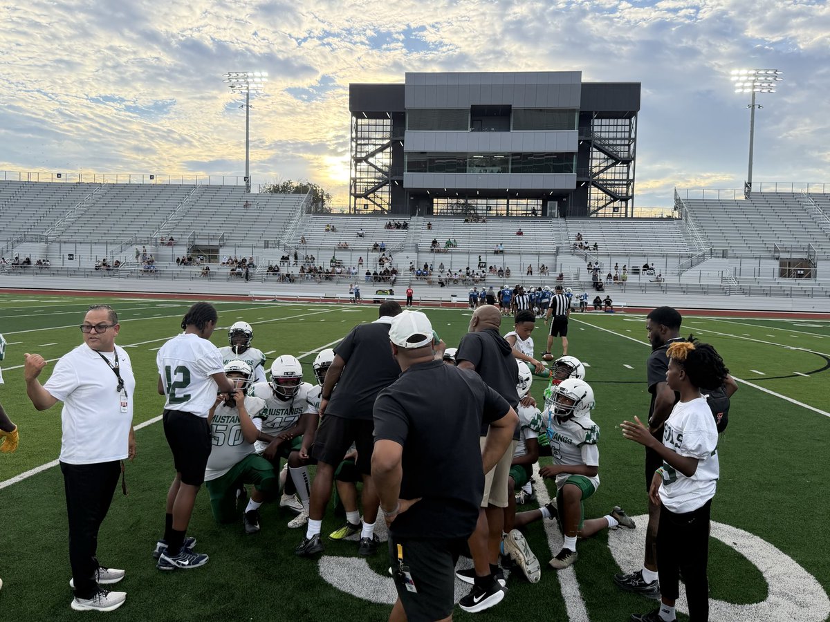 coach_najarro's tweet photo. Great to see our athletes from @NicholsMustangs and @ShackAthletics getting big wins last night‼️‼️‼️

We’re excited about the athletes coming up in the Class of 2031!!!

The future is bright on the NORTHSIDE!!
😎😎😎

#VFND #NORTHSIDE https://t.co/TmXdkJrNe1