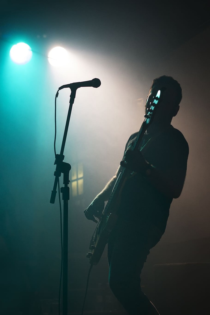 Upsonlwf's tweet photo. Esta noche de sesión de música en vivo con guitarra y voz, cada nota me lleva a un rincón del alma. La magia de la música es conectar sin palabras.  #MúsicaEnVivo #ExperienciaMusical https://t.co/J4PX6jJrx2